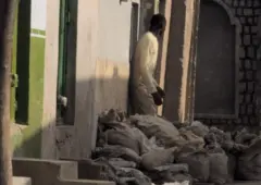 ከተሰባሰበ ከረጢት ጎን የቆመ ሰው