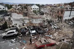 Ruševine kuća u stambenom delu Kijeva posle ruskog udara dronovima i raketama, 28. septembar 2025