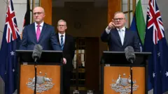 رئيس الوزراء الأسترالي أنتوني ألبانيز، والمدير العام لجهاز الاستخبارات الأمنية الأسترالي (ASIO)، مايك بيرجيس