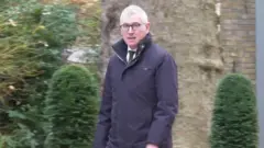 تیم آلن، مدیر روابط عمومی نخست‌وزیر بریتانیا، امروز صبح وارد خیابان داونینگ می‌شود