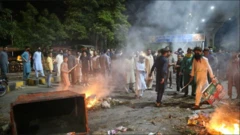 Des manifestants allument du feu dans la rue