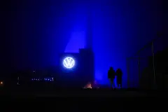 A fábrica da Volkswagen ao anoitecer, iluminada por uma luz azul, em Wolfsburg, na Alemanha
