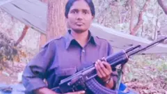 கையில் துப்பாக்கியுடன் ஷம்பாலா தேவி இருக்கும் ஒரு பழைய புகைப்படம் 