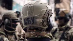 Службовець СБУ в шоломі