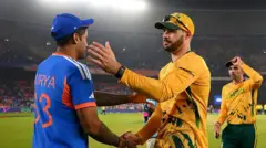 दक्षिण अफ्रीका के एडन मार्करम ने भारत के सूर्यकुमार यादव को 22 फरवरी 2026 को अहमदाबाद, भारत के नरेंद्र मोदी स्टेडियम में आयोजित आईसीसी पुरुष टी20 विश्व कप भारत और श्रीलंका 2026 के सुपर 8 मुकाबले में भारत और दक्षिण अफ्रीका के बीच मैच के बाद गले लगाया.