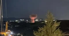 صورة تظهر تصاعد الدخان في أعقاب غارة إسرائيلية قرب النبطية جنوب لبنان.
