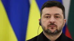 Владимир Зеленский на фоне украинского флага