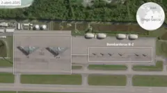Imagen satelital en la que se ven unos aviones