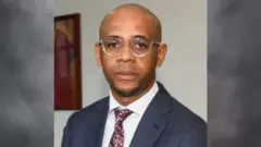 Aworan Baltasar Ebang Engonga ti wọn fẹsun kan pe o kowo jẹ ninu asọ suuit
