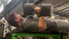 Jameson Ritenour se exercitando na academia e levantando pesos