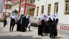 د اسیا پراختیايي بانک: افغانستان د ښځو د لیک لوست له پلوه د نوملړ په پای کې دی