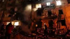 Киевнинг Позняки ҳудудида ракета ҳужумидан шикастланган турар жой биноси