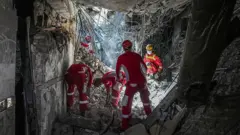 Rescatistas en el interior de la prisión tras el ataque.