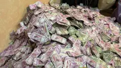 पश्चिम बंगालमधील स्कूल सर्व्हिस कमीशन भरती घोटाळ्याप्रकरणी ईडीनं अनेक ठिकाणी छापे टाकले आहेत.