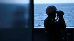 یکی از خدمه کشتی نیروی دریایی آلمان در حال رصد وضعیت در دریای بالتیک به عنوان بخشی از مانور دریایی چندملیتی ناتو