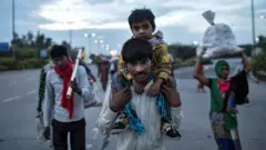 कोरोना, स्थलांतर