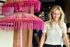 Aktris film dewasa asal Inggris Tia Emma Billinger alias Bonnie Blue berjalan menuju ruang sidang di Pengadilan Negeri Denpasar, Bali, Jumat (12/12).