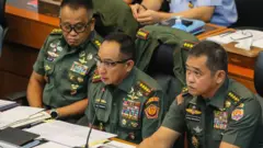 Panglima TNI Jenderal TNI Agus Subiyanto (tengah) didampingi KSAD Jenderal TNI Maruli Simanjuntak (kanan), dan Irjen TNI Letjen TNI Muhammad Saleh Mustafa (kiri)