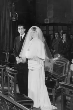 Bardot y Vadim el día de su boda. Ella viste de blanco y lleva un velo hasta los pies.