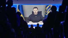 젤렌스키 대통령은 세계경제포럼(WEF·다보스 포럼)에 온라인으로 참석해 이번 비극도 결국 전쟁의 결과라고 말했다.