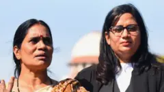 निर्भया की वकील और मां