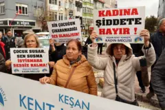 EDİRNE´nin Keşan ilçesinde Kent Konseyi Kadın Meclisi tarafından 25 Kasım Kadına Yönelik Şiddete Karşı Uluslararası Mücadele Günü dolayısıyla yürüyüş düzenlendi.