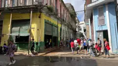Cubanos enfrentam filas para comprar produtos básicos em mercado estatal / Vinicius Pereira