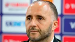 L'entraîneur algérien Djamel Belmadi lors d'une conférence de presse au Stade de Suez.