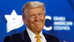 Дональд Трамп посміхається