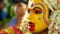 બીબીસી ગુજરાતી ફિલ્મ કાંતારા પોસ્ટર ધાર્મિક વિધિ કોલા ભૂતપ્રેત પૂજા પ્રાર્થના દેવતા ધર્મ 