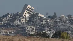 مبانٍ مدمرة في غزة، كما تظهر من الجانب الإسرائيلي للحدود بين إسرائيل وغزة، في إسرائيل، 21 سبتمبر/أيلول 2025.