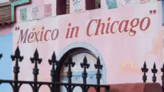 "México em Chicago" escrito em uma parede cor de rosa.