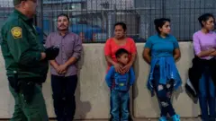 강에 빠진 부녀의 사진이 공개되자 정치권은 빠르게 해결안을 탐색하기 시작했다