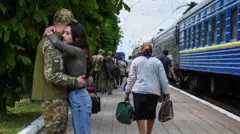 ယူကရိန်းအရှေ့ပိုင်းမှာ တိုက်ပွဲဖြစ်ချိန် အရပ်သားတွေကို ရွှေ့ပြောင်းပေးမှုအတွင်း နှုတ်ဆက်နေကြသူတွေ 