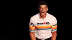 Sebastien Bellin celebrates en el Ironman de Kona