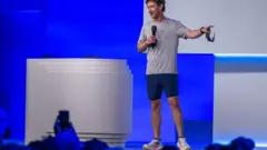 Mark Zuckerberg, de bermuda, tênis e camiseta, durante uma palestra