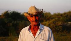 Портрет пожилого фермера в свете закатного солнца