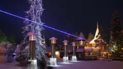 A linha imaginária do Círculo Polar Ártico passa por Rovaniemi