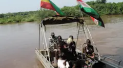 በባሮ ወንዝ ላይ በጀልባ የሚጓዙ ሰዎች