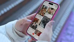 Mobilni telefon u ženskim rukama