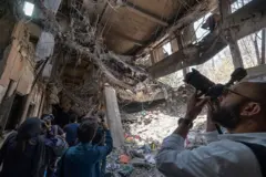 عکاسان در حال تصویربرداری از ساختمان اداری زندان اوین که بر اثر حملات اسرائیل تخریب شد