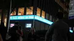 Painel luminoso na cidade de Nova York noticia ataques dos EUA ao Irã