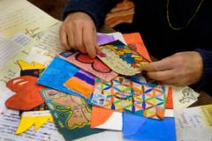 Varias cartas de colores y diversas formas