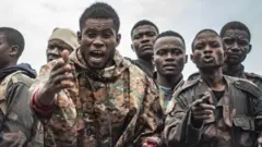 የኮንጎ ወታደሮች በኤም23 ታጣቂዎች በቁጥጥር ሥር ውለው ሲጋዙ