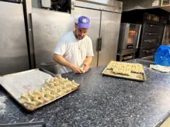 Andrés amasando panificados en La ROU.