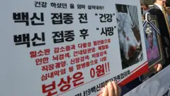 "백신 부작용 피해 정부가 회피" 코로나19 백신피해자가족협의회가 지난 28일 서울 헌법재판소 앞에서 백신 피해구제를 요구 하고 있다