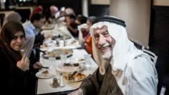 عائلة أردنية مسلمة مجتمعة حول مائدة إفطار رمضانية