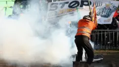 Камни, яйца и костры. В Брюсселе протестуют фермеры