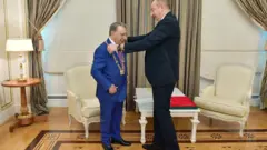 Ильхам Алиев вручает Рамизу Мехтиеву орден Гейдара Алиева