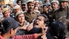 విద్యార్థుల మీద పోలీసుల బలప్రదర్శన